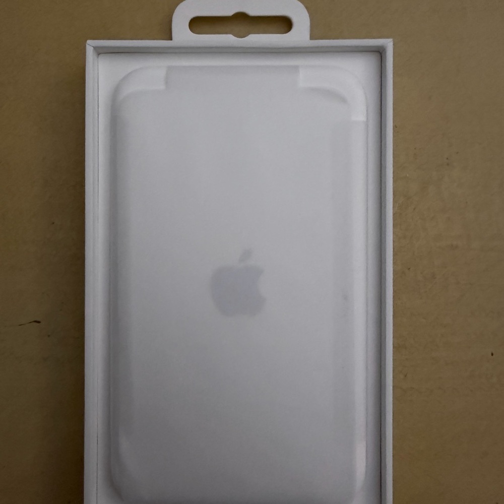 Apple MagSafe Battery Pack - White - Picture 2 of 3